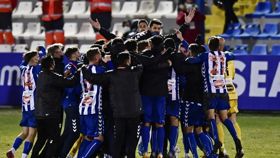 Jugadores del Alcoyano celebrando su pase contra el Real Madrid
