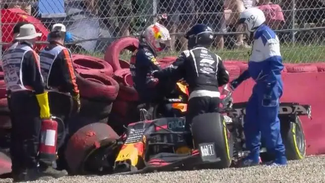 Verstappen saliendo de su RedBull tras el accidente