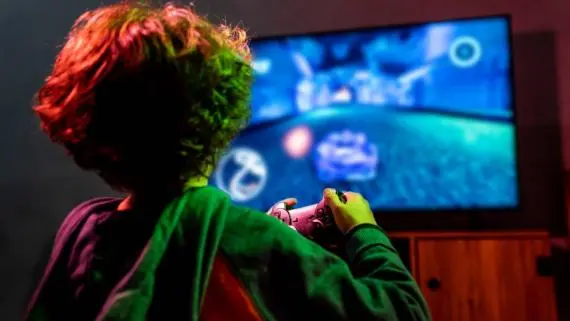 Ni&ntilde;o jugando videojuegos