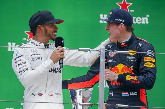 Hamilton y Verstappen en el podio