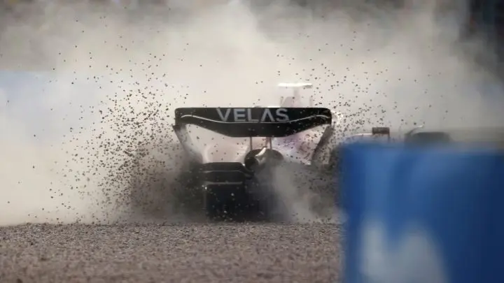 Carlos Sainz en la grava del circuito