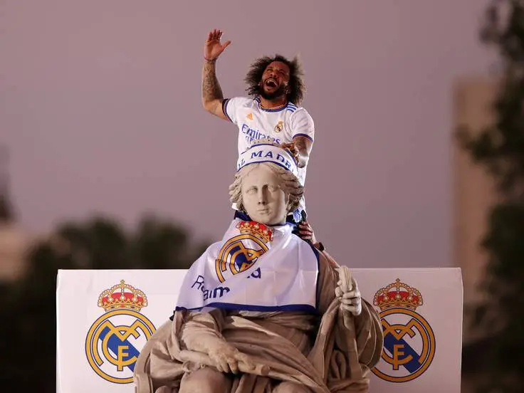 Marcelo sobre la Cibeles celbrando LaLiga