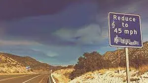 Cartel que indica el comienzo de la Singing Road