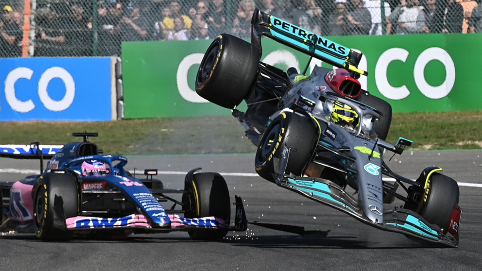 Fernando Alonso y Hamilton en el accidente de Spa