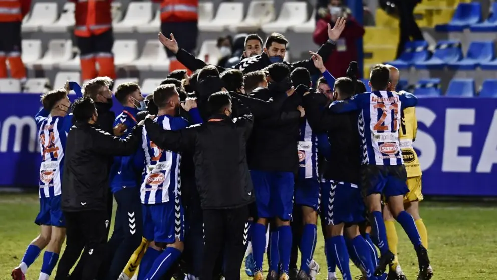 Jugadores del Alcoyano celebrando su pase contra el Real Madrid