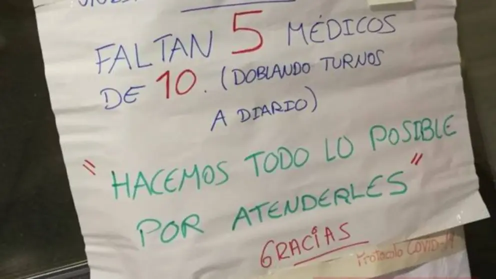Cartel de queja de la falta de profesionales en un Centro de Salud de la Comunidad de Madrid