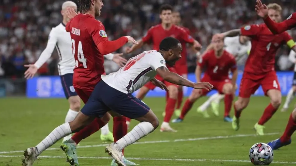 Sterling cayendo en el &aacute;rea en el &uacute;ltimo minuto de la pr&oacute;rroga
