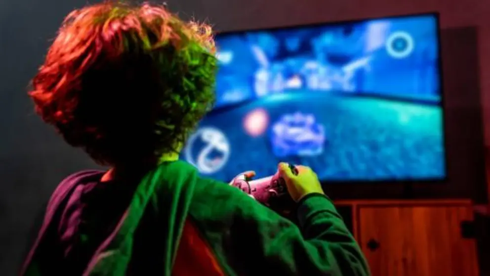 Ni&ntilde;o jugando videojuegos