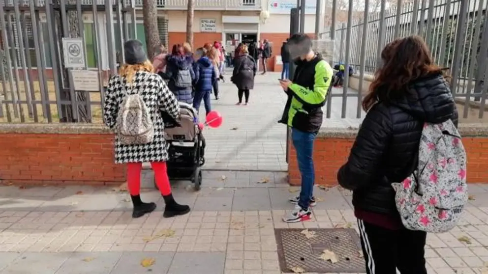 Colas ante un Centro de Salud de Legan&eacute;s