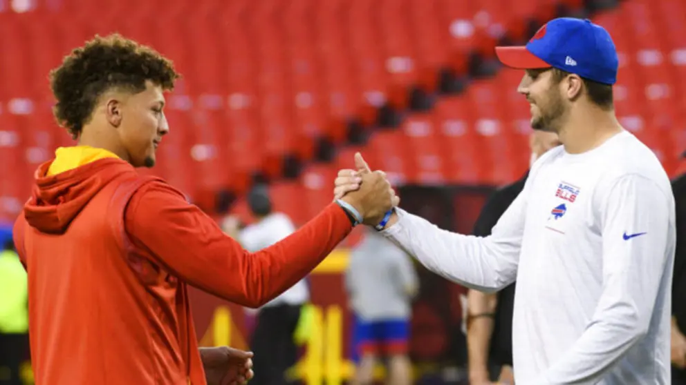 Josh Allen y Patrick Mahomes antes del partido del domingo