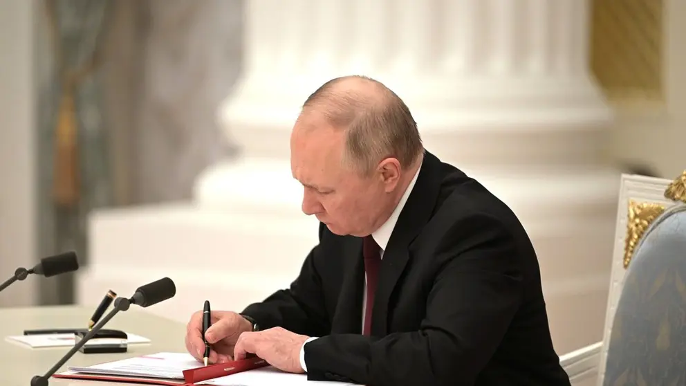 Vladimir Putin durante la firma de ayuda al Donb&aacute;ss