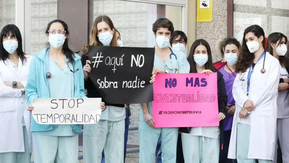 Varios sanitarios con contratos covid protestan a las puertas del Hospital de Getafe. Imagen de Marta Barranco