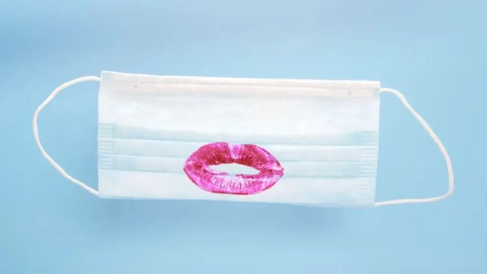 Mascarilla con pintalabios