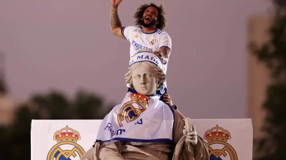 Marcelo sobre la Cibeles celbrando LaLiga