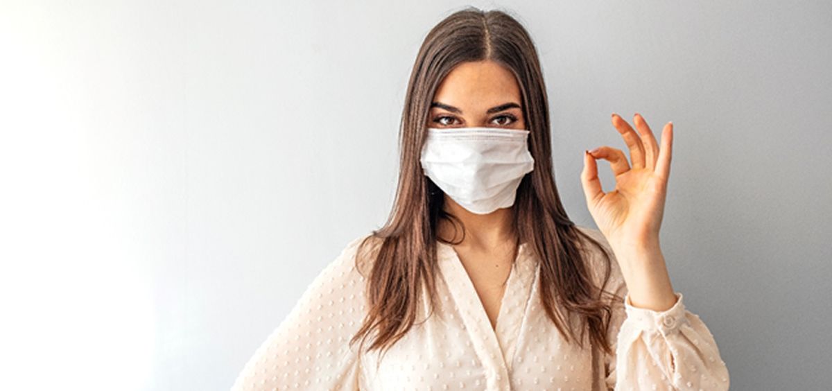 Mujer con mascarilla