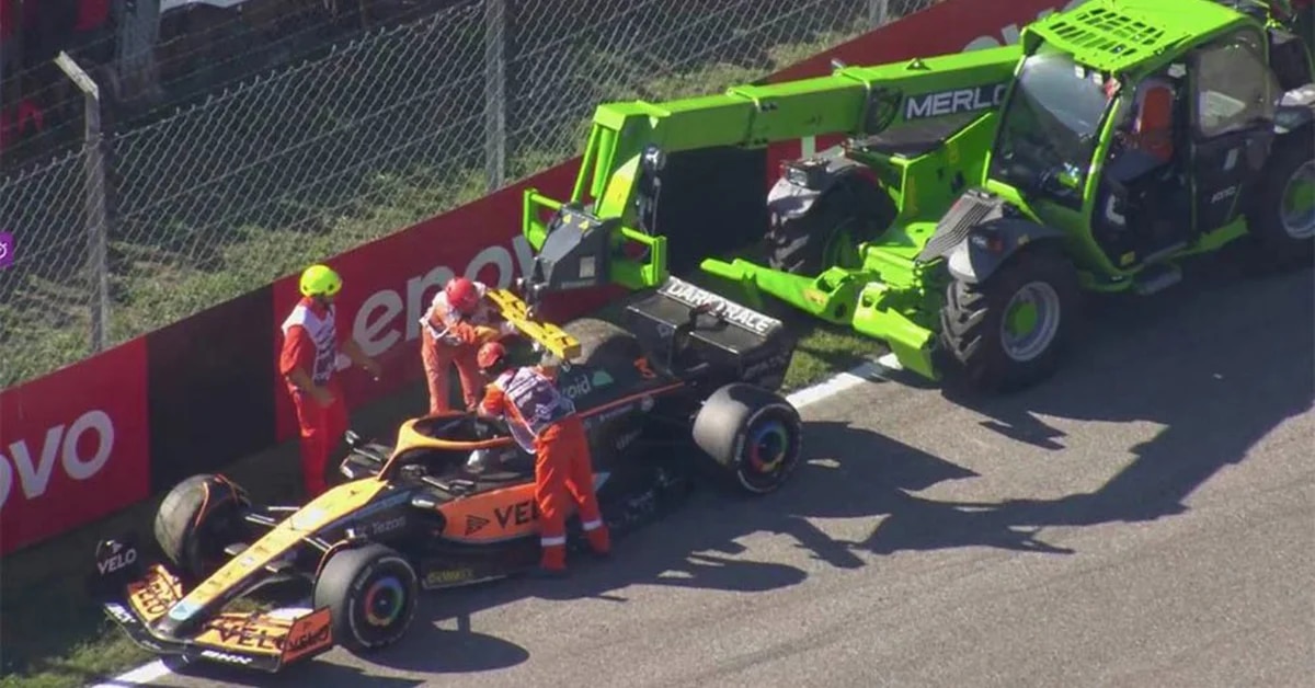 Grúa sacando el coche de Ricciardo con el resto de la parrilla en pista