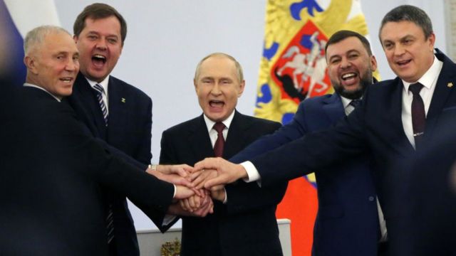 Putin celebrando con los presidentes de las provincias ucranianas su anexión