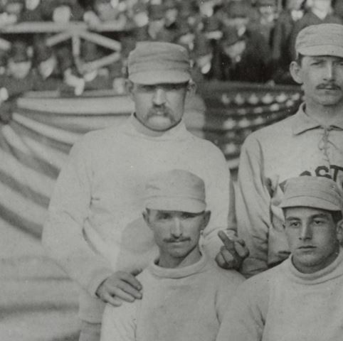 29/04/1886 - Nueva York. Charles Radbourn flipping the bird - Fuente: F.L Howe (fotógrafo).