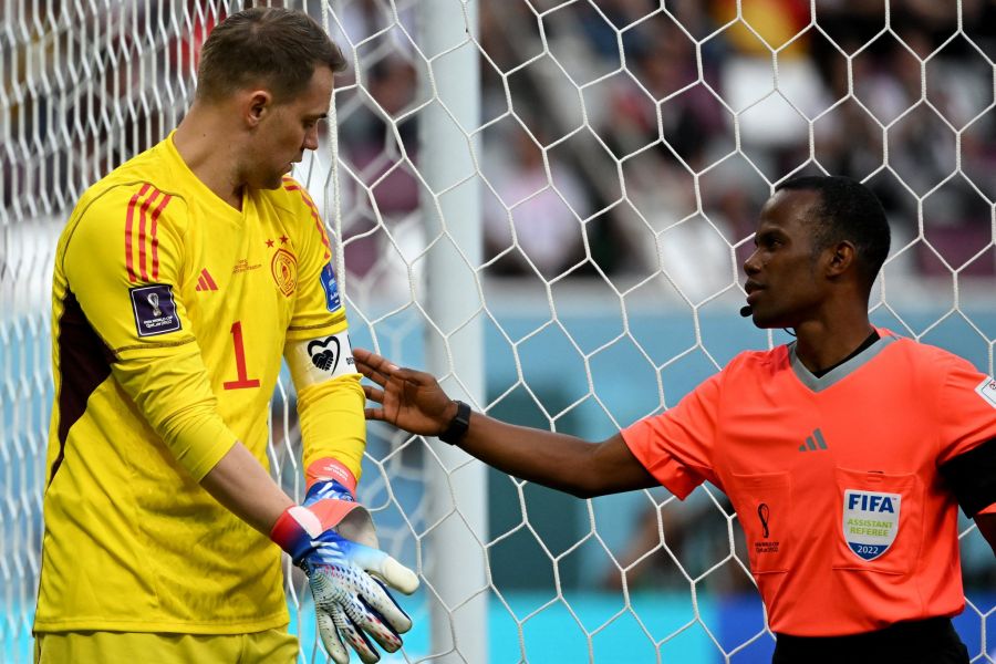 Árbitro pidiendo a Neuer que se quite el brazalete